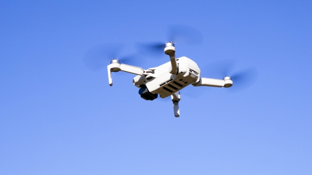 ヘリコプターとの違いは？ドローンが飛行する仕組みと機能を解説;